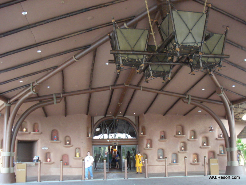 Kidani Entrance and Chandelier